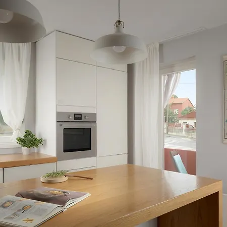 Elegant, Cosy And Quiet, Just 1 Min To Amphiteatre *